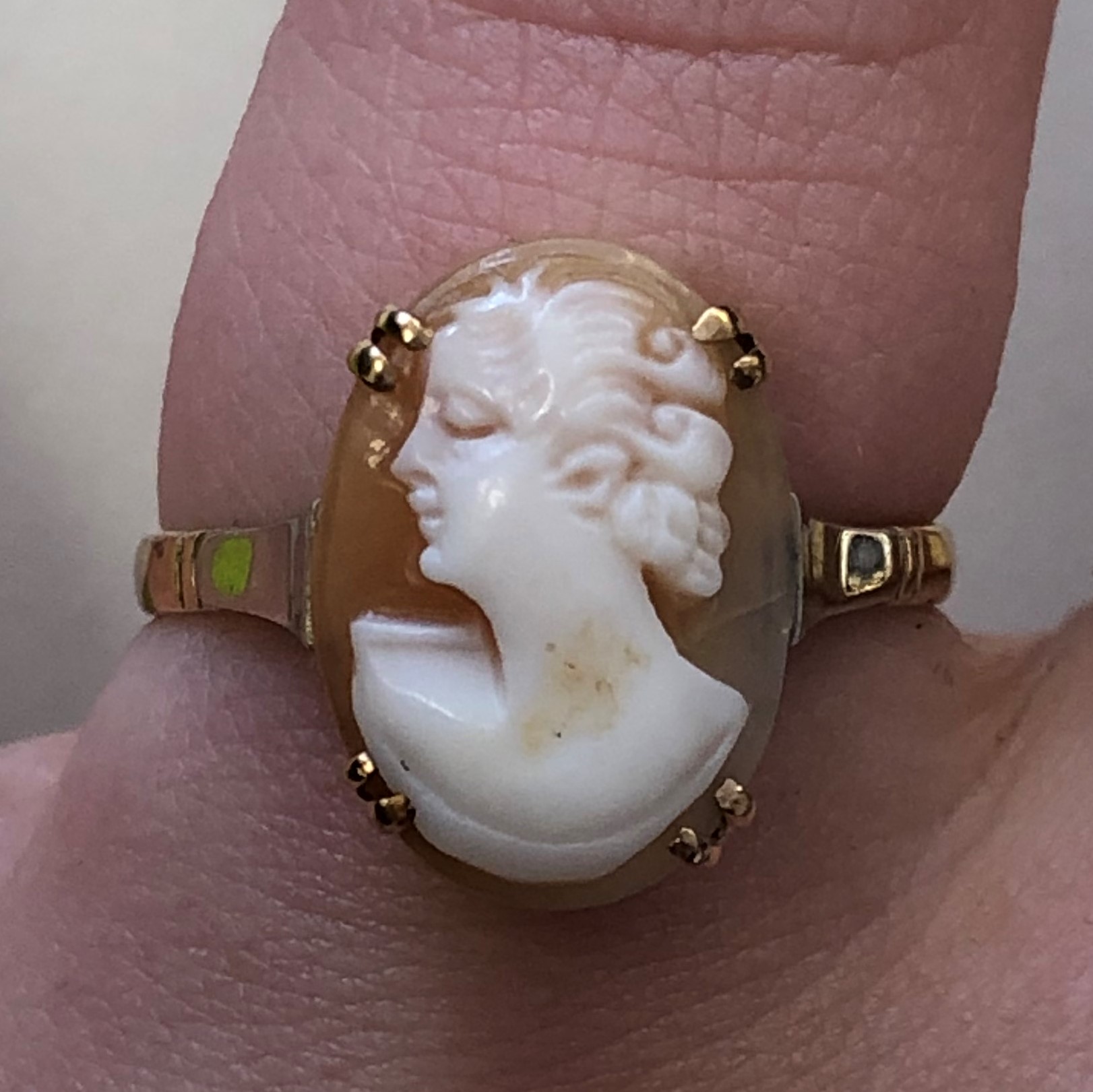 9CT YELLOW GOLD OVAL CARVED SHELL CAMEO RING 2G APPROX