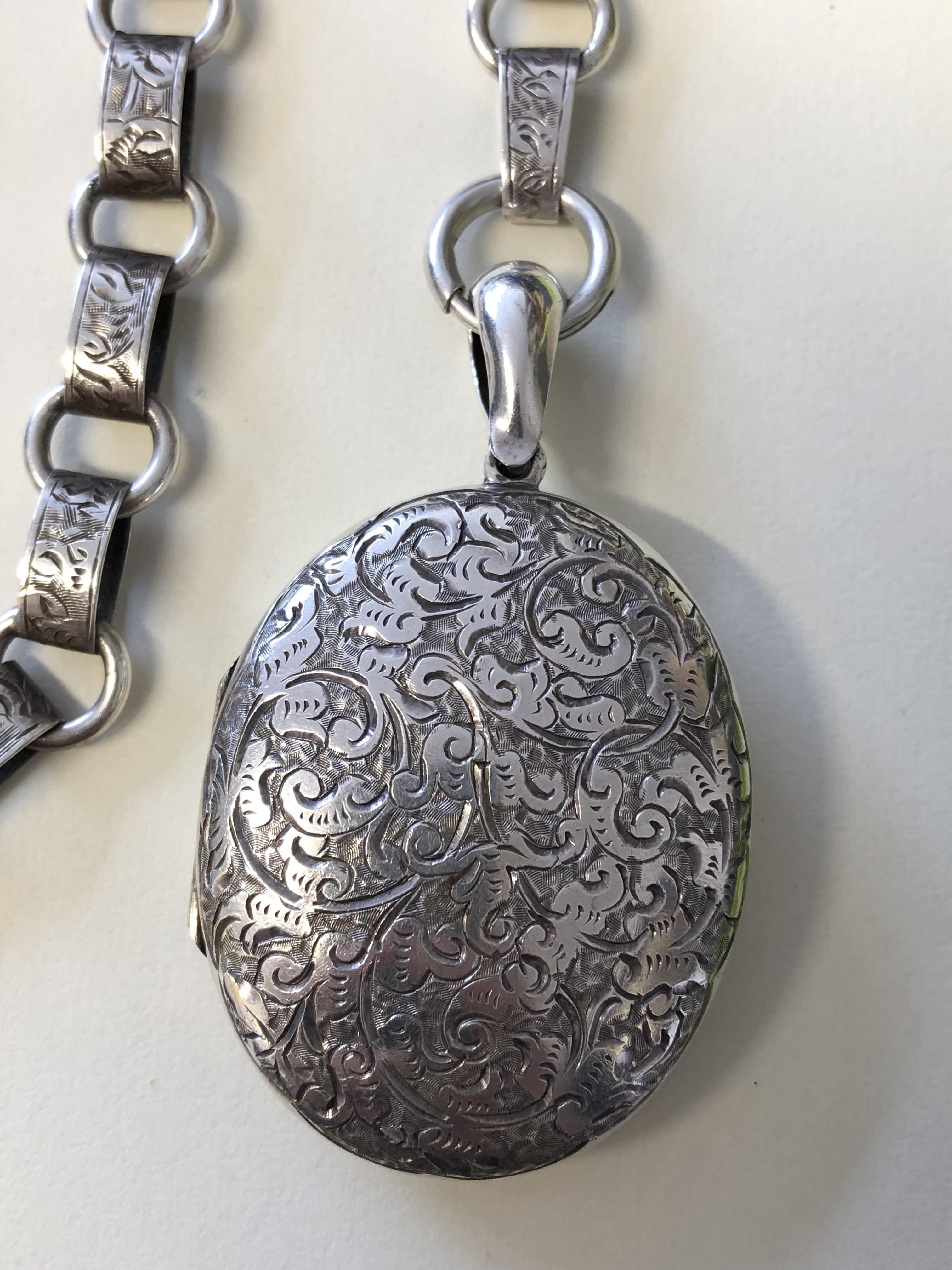 SILVER OVAL ENGRAVED LOCKET ON A SILVER ENGRAVED LINK CHAIN 38. - Image 2 of 8