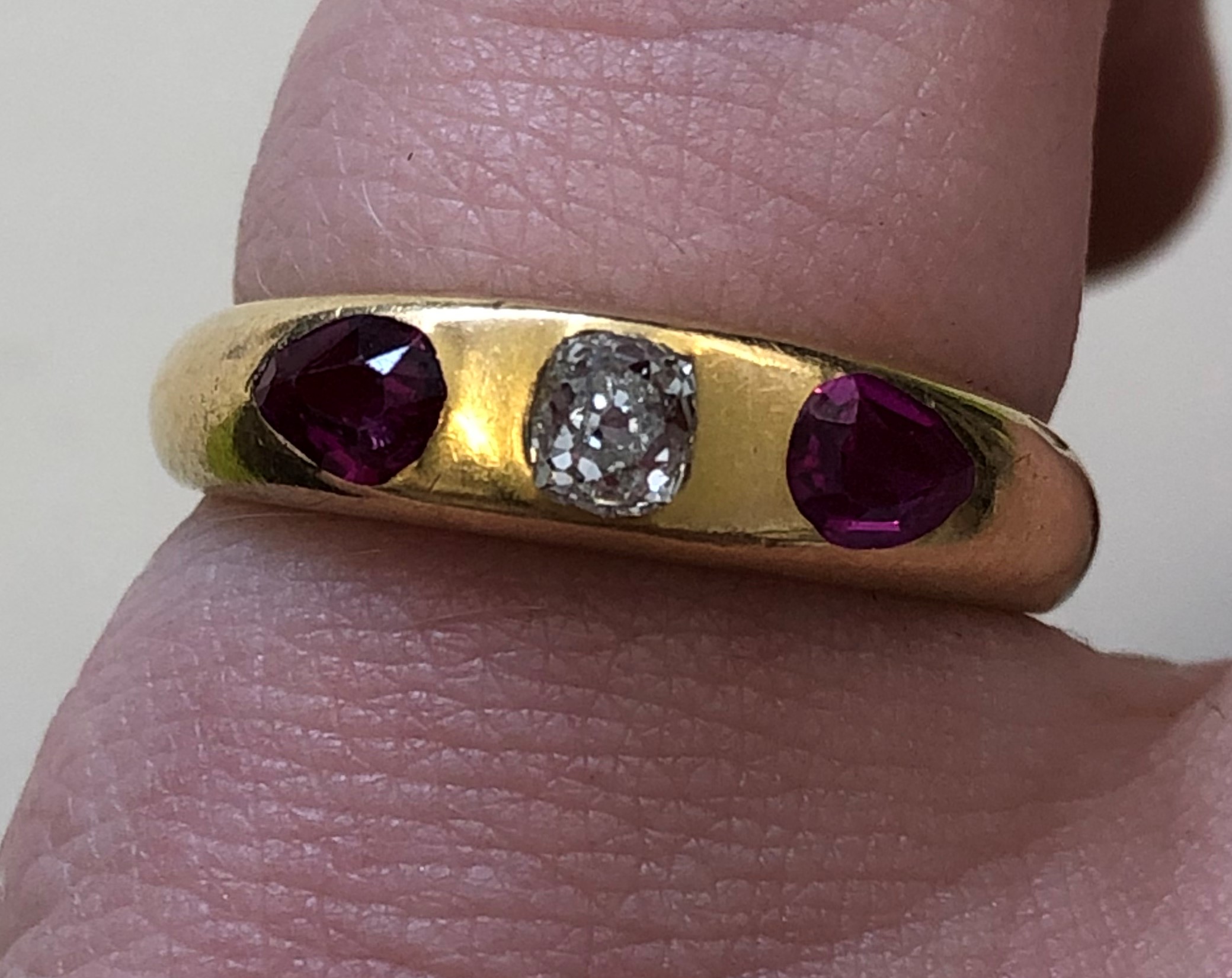 UNMARKED YELLOW METAL DIAMOND AND RUBY RING 4G APPROX