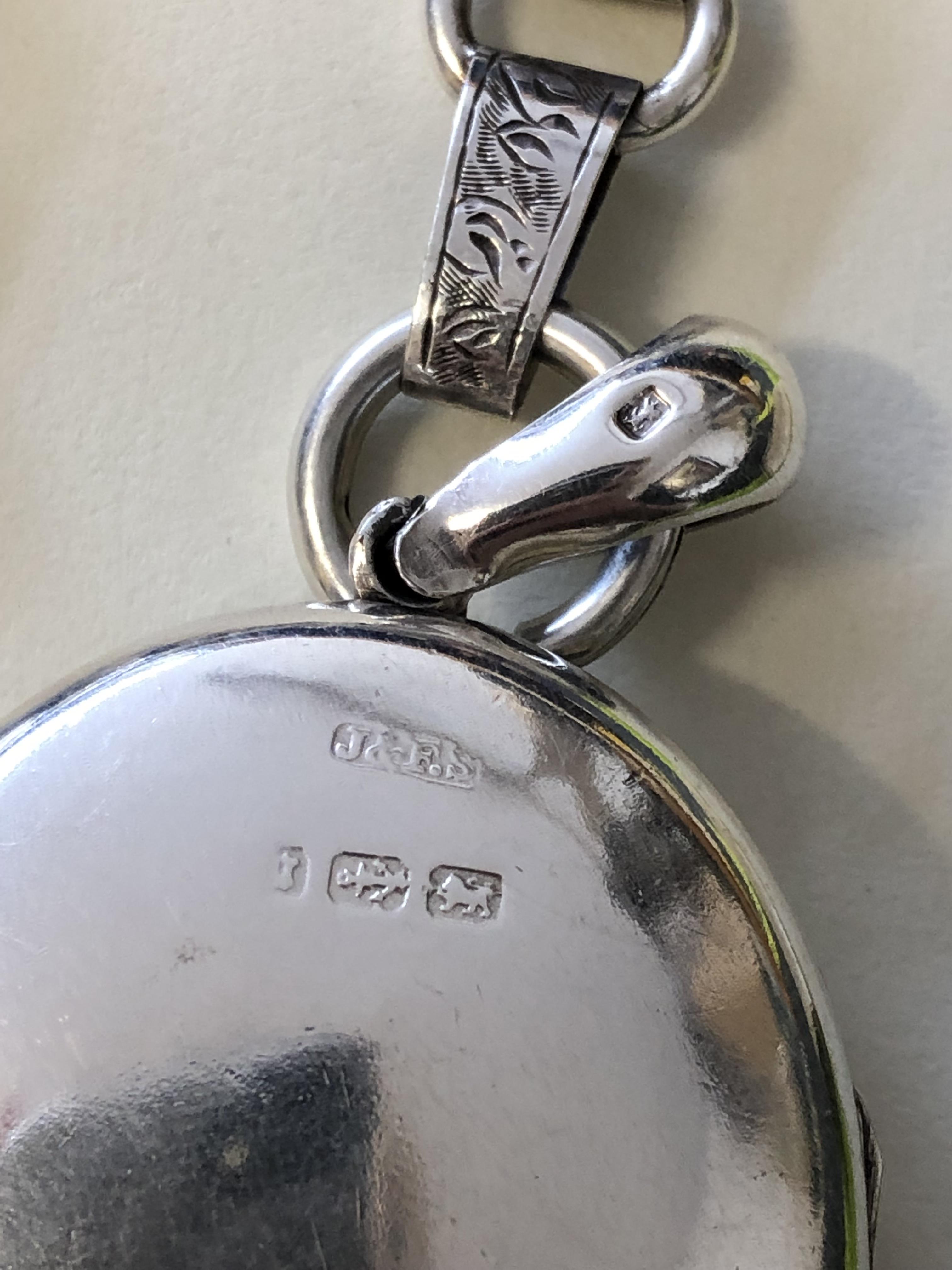 SILVER OVAL ENGRAVED LOCKET ON A SILVER ENGRAVED LINK CHAIN 38. - Image 4 of 8