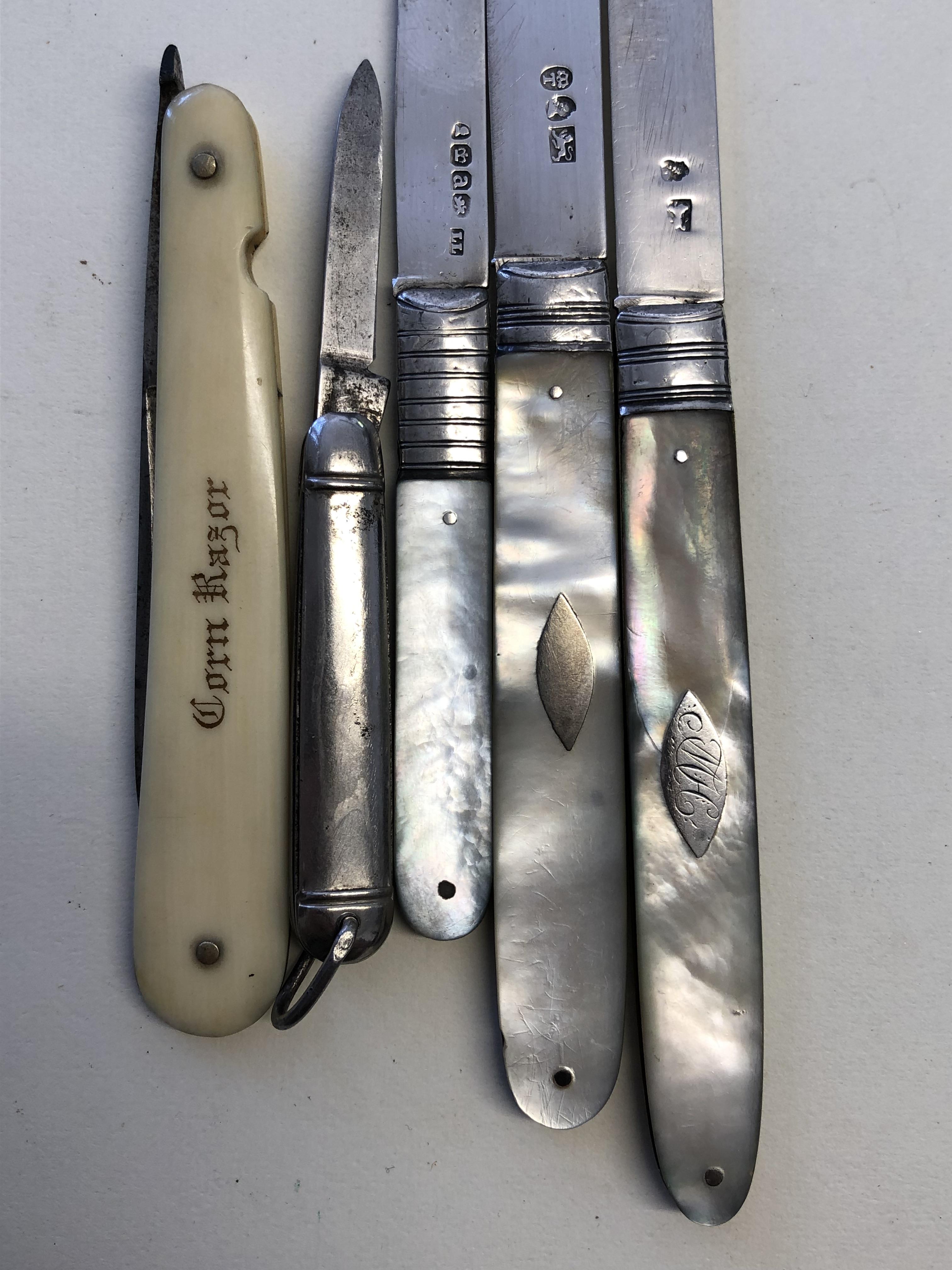 THREE SILVER BLADED MOTHER OF PEARL BACKED FOLDING POCKET/FRUIT KNIVES, - Image 3 of 4