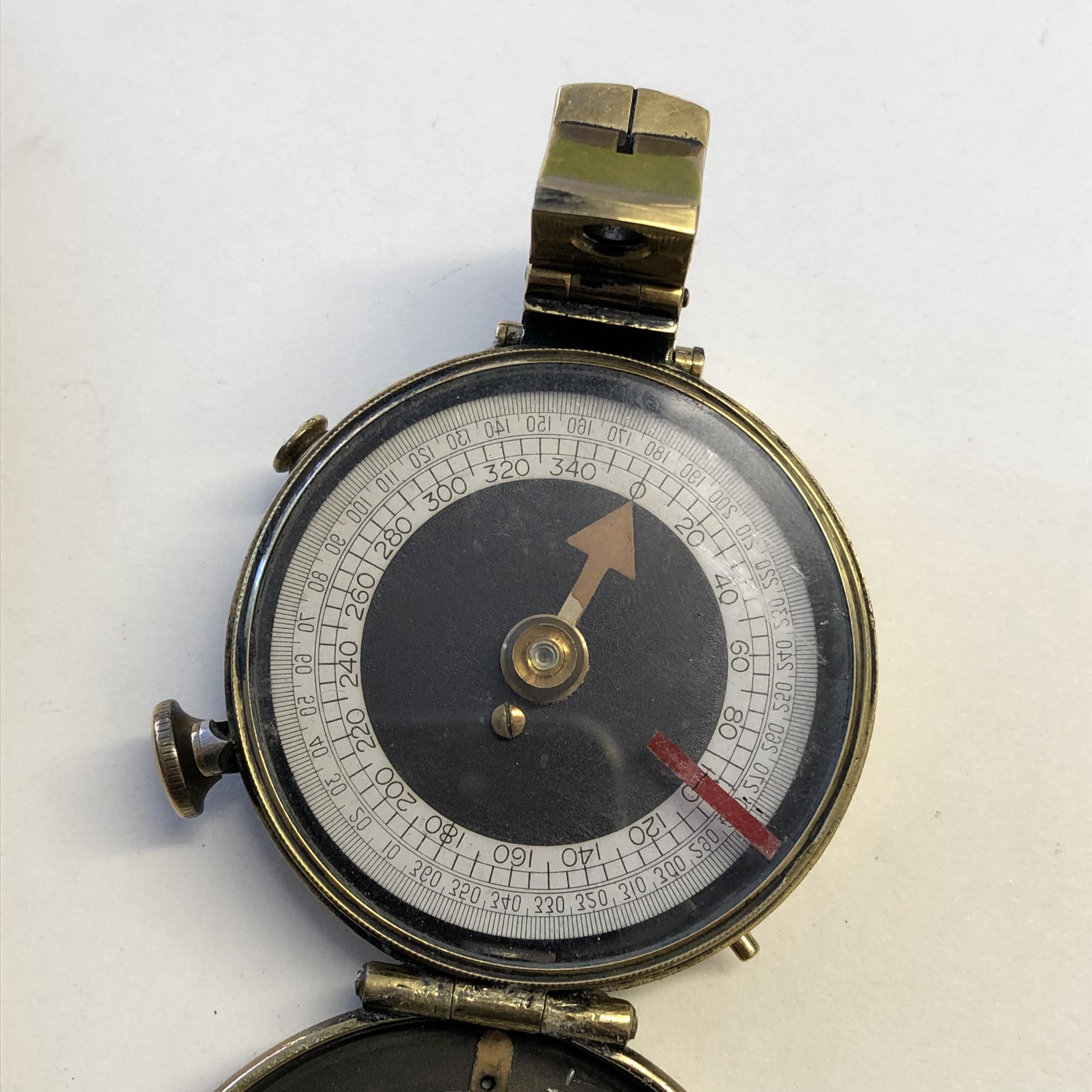 WWI 1917 PRISMATIC MILITARY FIELD POCKET COMPASS WITH LEATHER CASE, STAMPED '1917 - R. - Image 4 of 8