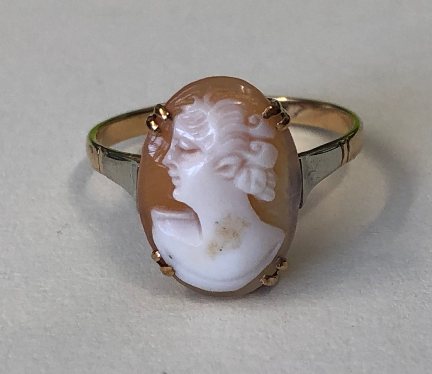 9CT YELLOW GOLD OVAL CARVED SHELL CAMEO RING 2G APPROX - Image 3 of 3