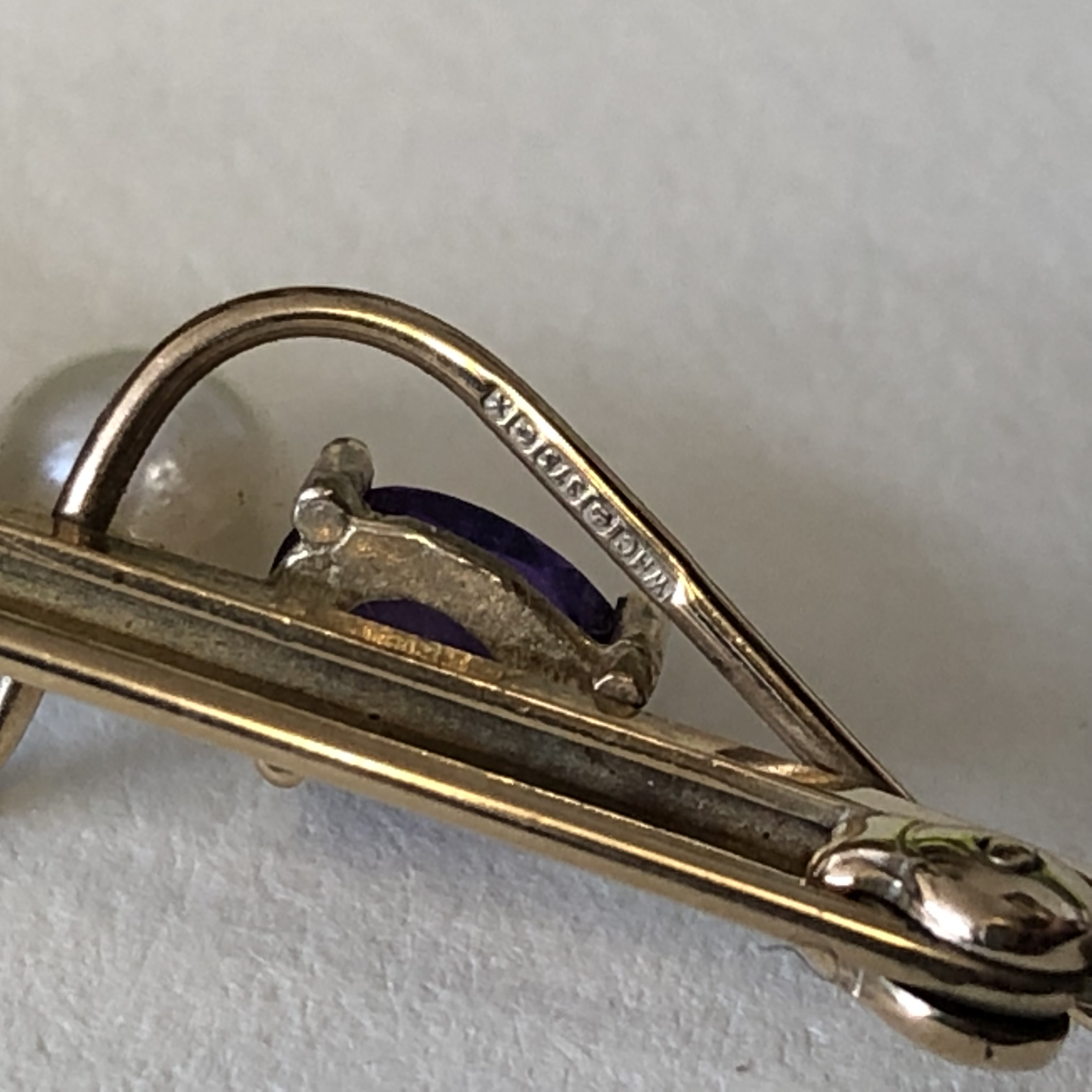 9CT YELLOW GOLD BAR BROOCH SET WITH A CULTURED PEARL FLANKED BY CLAW SET AMETHYSTS 2. - Image 3 of 4