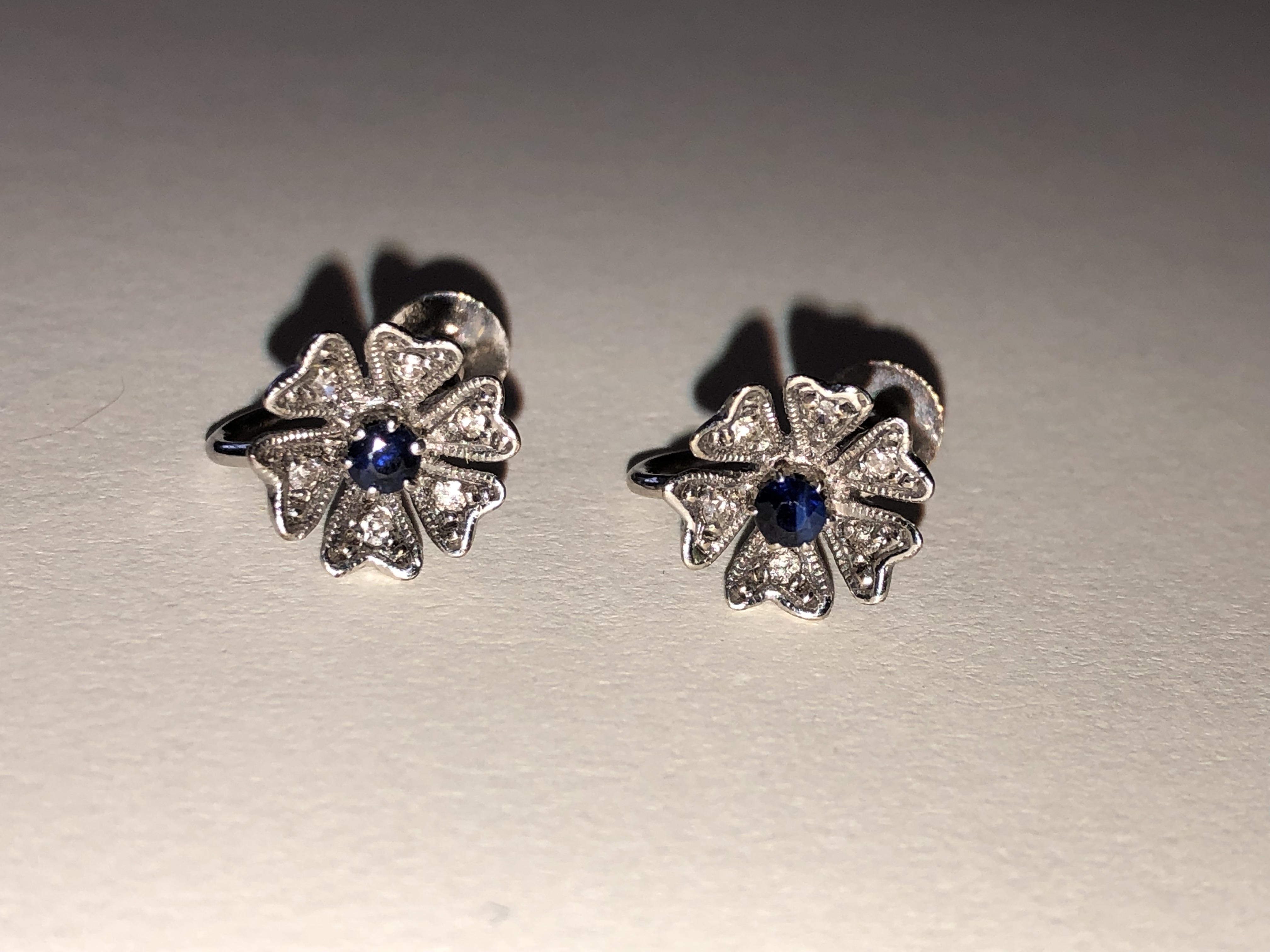 PAIR OF 9CT WHITE GOLD SAPPHIRE AND DIAMOND CLUSTER EARRINGS WITH SCREW BACK FITTINGS - Image 2 of 6