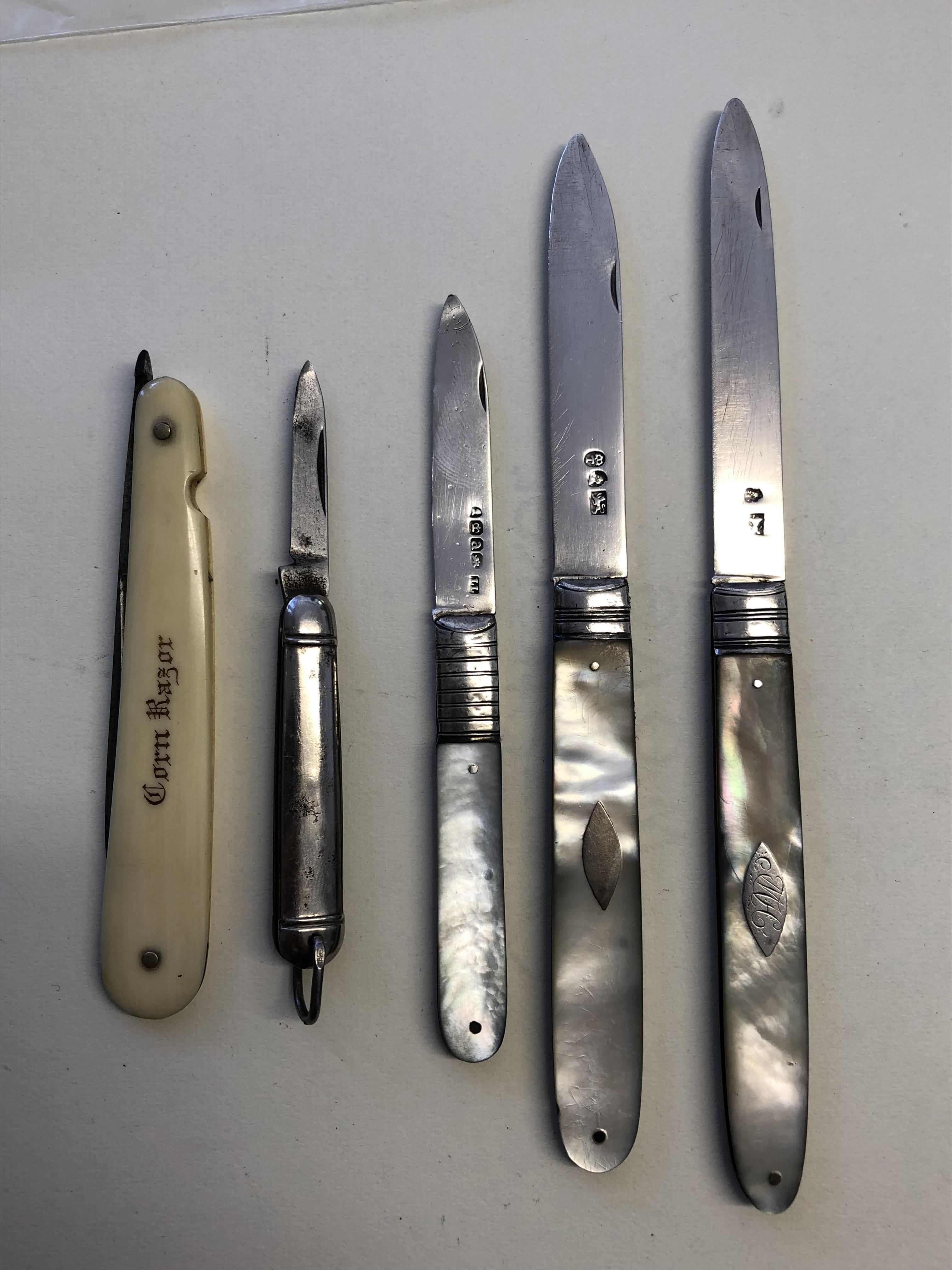 THREE SILVER BLADED MOTHER OF PEARL BACKED FOLDING POCKET/FRUIT KNIVES,