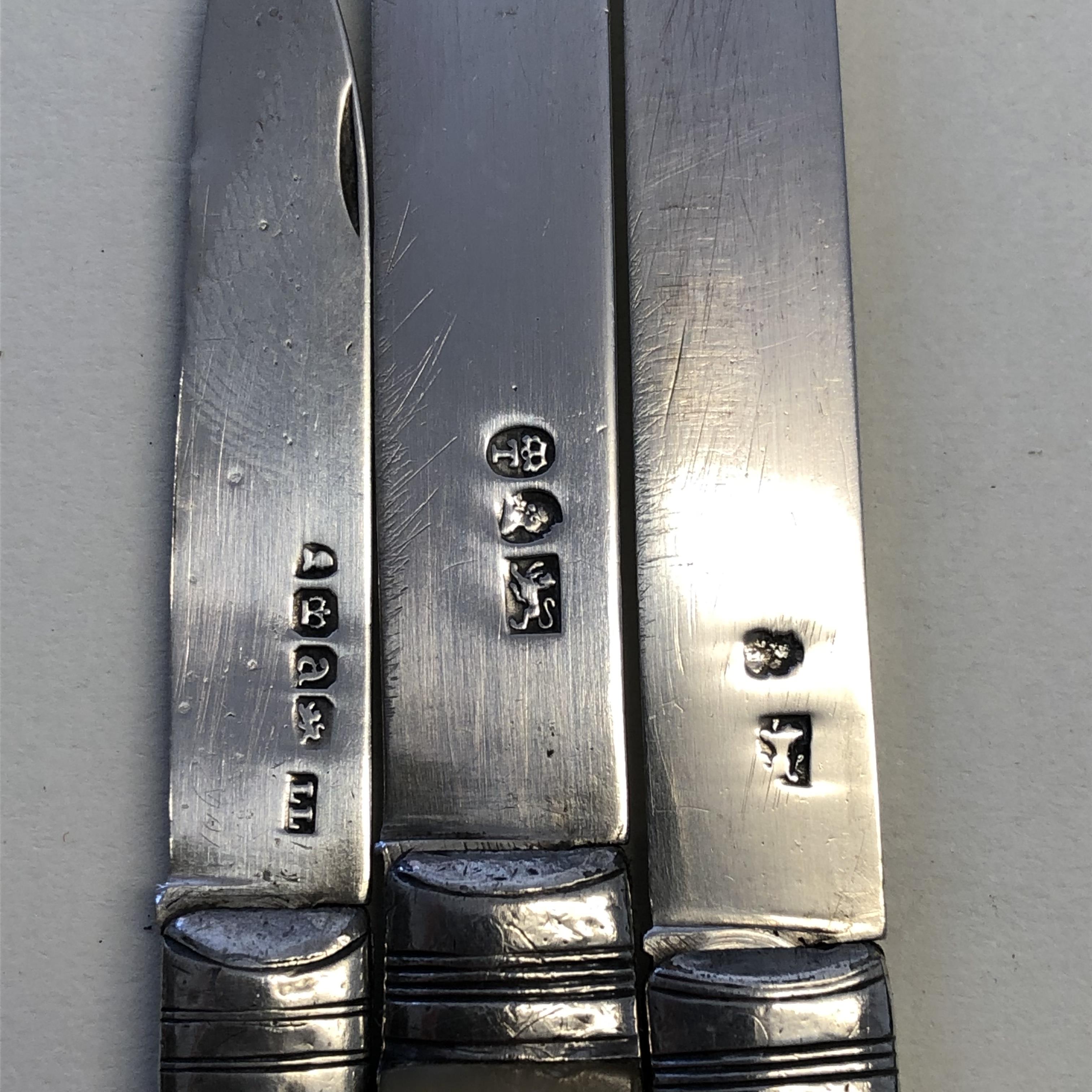 THREE SILVER BLADED MOTHER OF PEARL BACKED FOLDING POCKET/FRUIT KNIVES, - Image 2 of 4