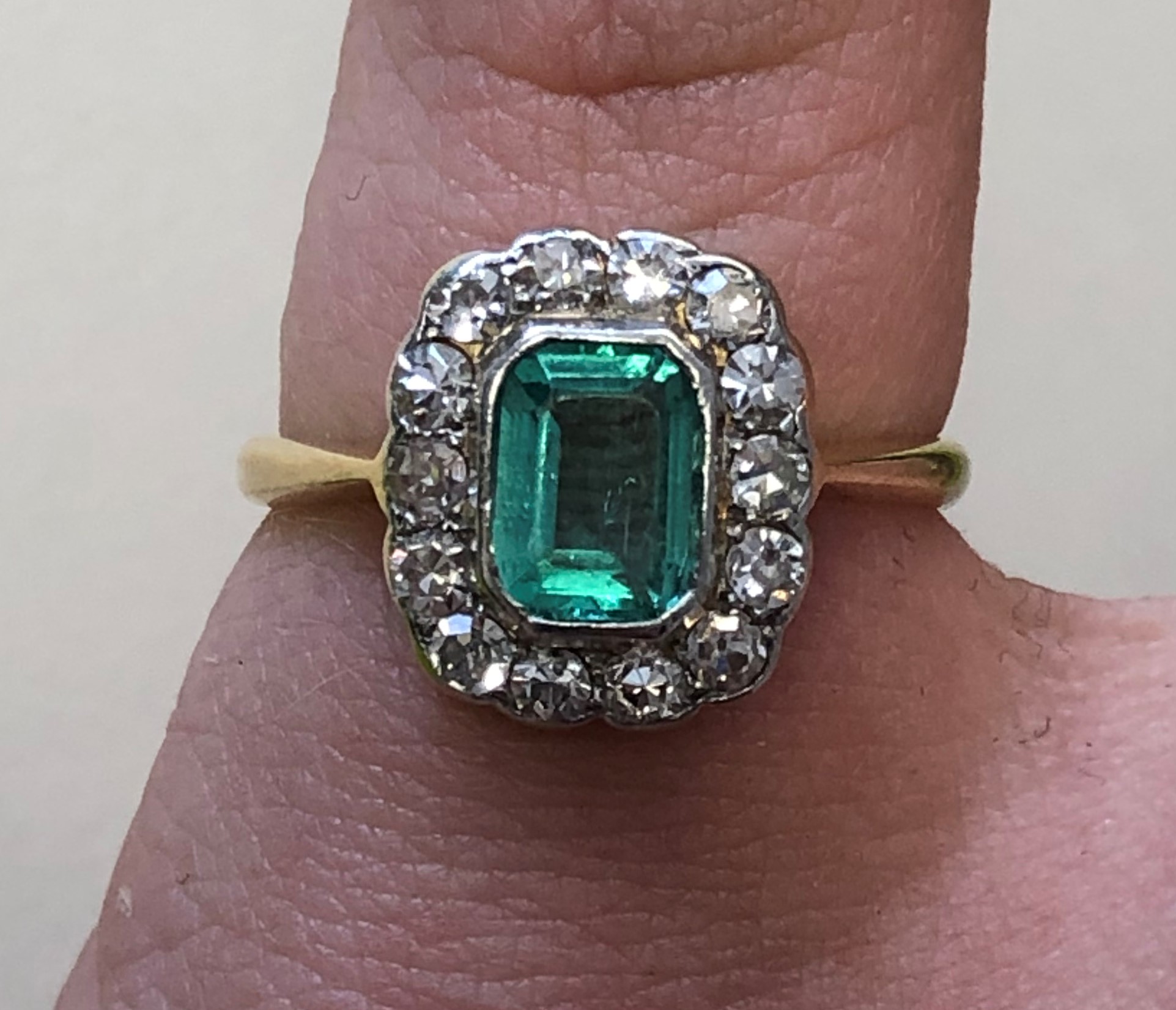 18CT YELLOW GOLD AND PLAT EMERALD AND DIAMOND CLUSTER ART DECO STYLE RING 2. - Image 3 of 3