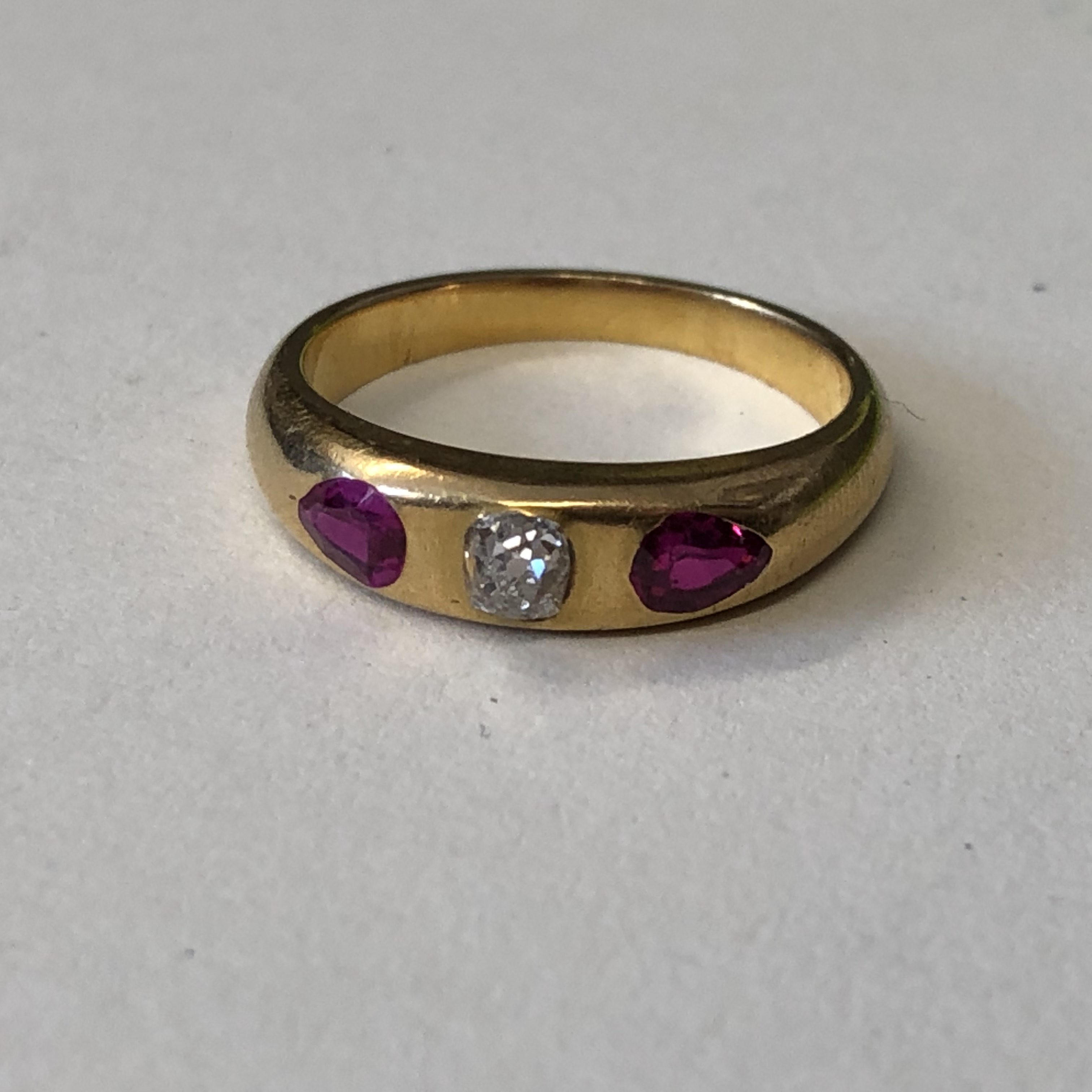 UNMARKED YELLOW METAL DIAMOND AND RUBY RING 4G APPROX - Image 2 of 3