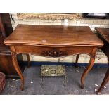 19TH CENTURY MAHOGANY FOLD OVER TOP CARD TABLE IN FRENCH TASTE ON CABRIOLE LEGS 89CM X 73CM X 44CM