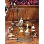 SELECTION OF BRASS AND METALWARES, CAST YEOMAN OF THE GUARD FIGURE 20CM H APPROX, COUNTER TOP BELL,