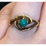 9CT GOLD CROSS OVER GREEN CABOCHON DRESS RING (SIZE O),