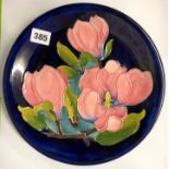 MOORCROFT POTTERY PLATE MAGNOLIA PATTERN ON A DEEP BLUE GROUND 26CM DIA APPROX