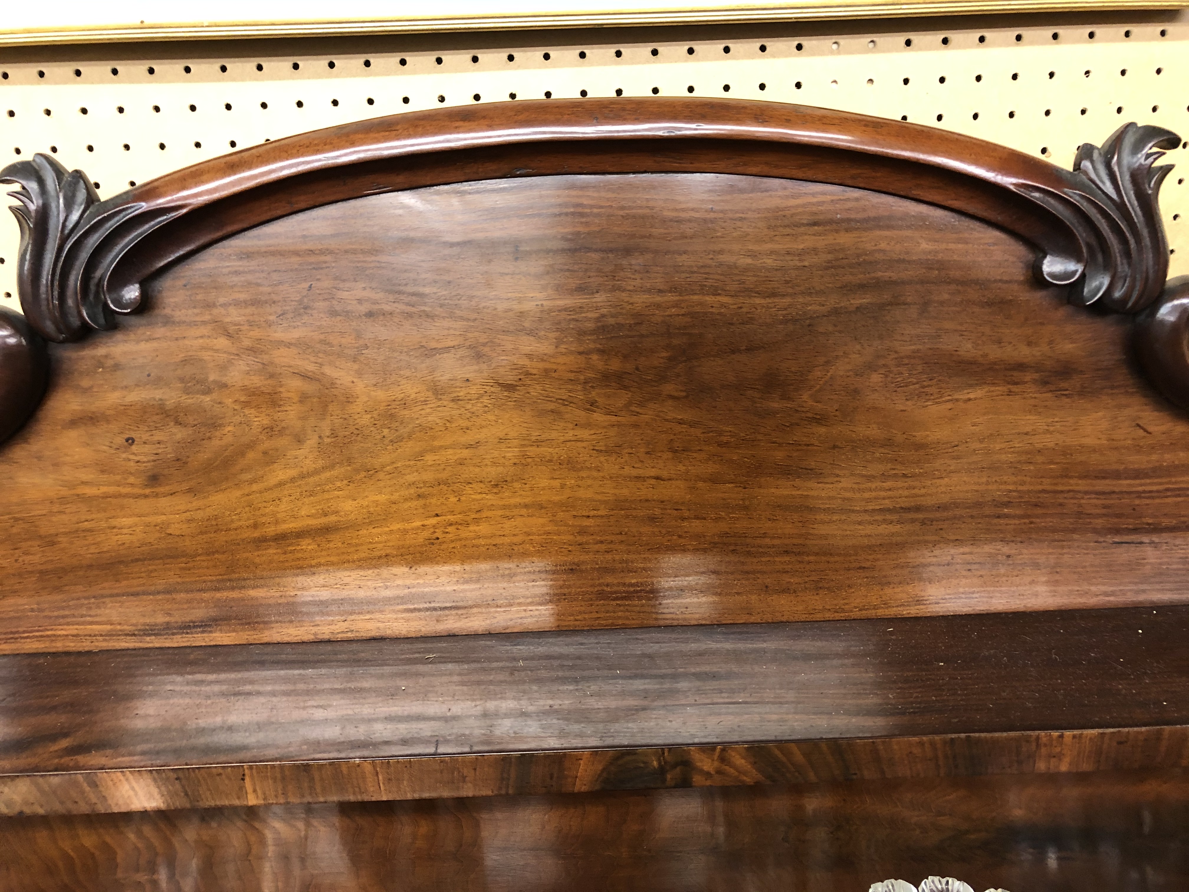 VICTORIAN MAHOGANY CHIFFONIER WITH A SCROLLED BACK WITH SHELF FITTED WITH A SINGLE CUSHION DRAWER - Image 3 of 3