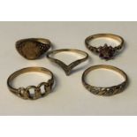 9CT GOLD RING, 9CT GOLD DOUBLE LINK RING, WISHBONE RING, 9CT GOLD CLUSTER RING AND ONE OTHER 6.