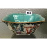 A CHINESE FAMILLE VERTE LOBED BOWL DECORATED WITH FIGURES 15CM DIA