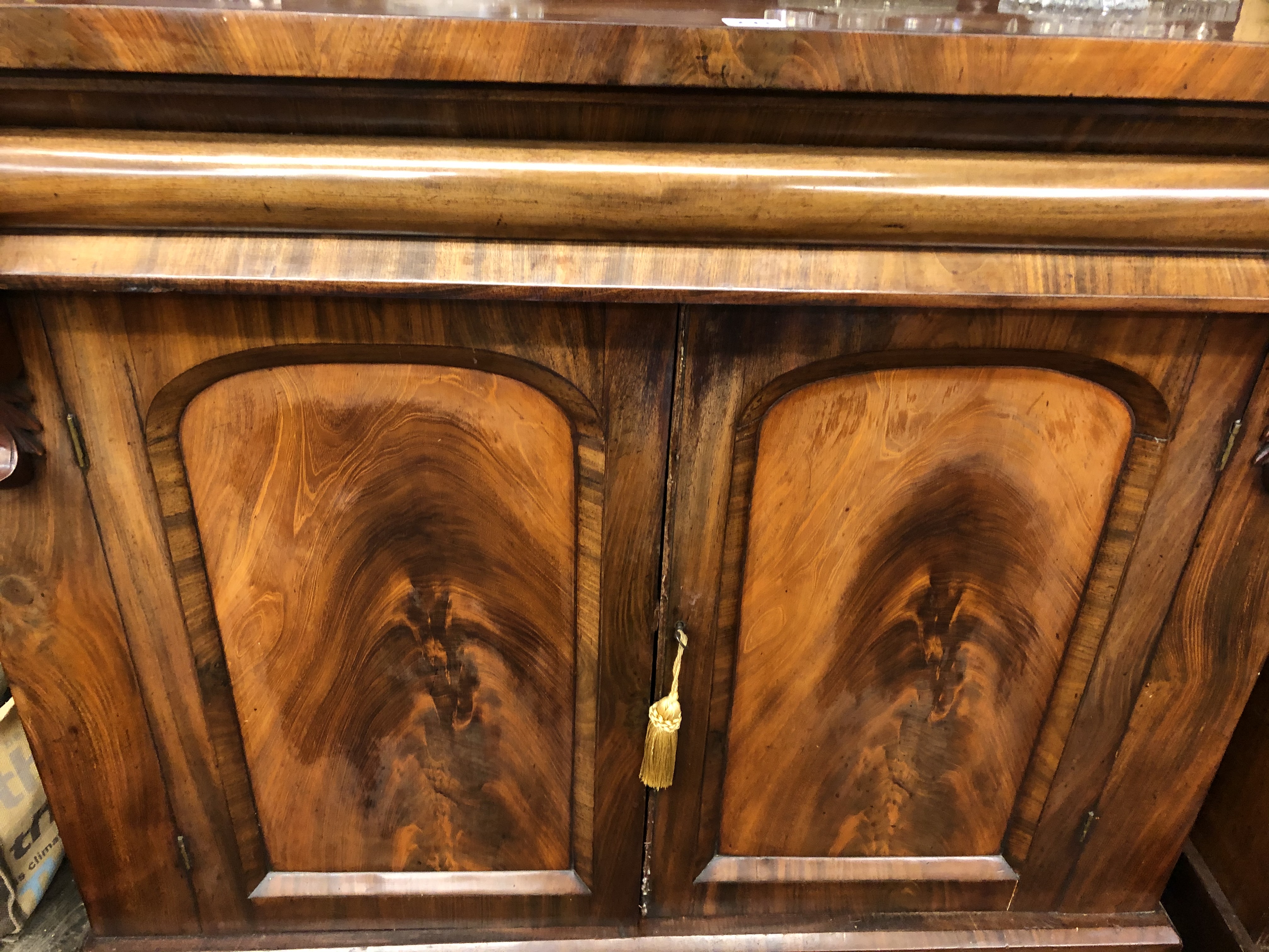 VICTORIAN MAHOGANY CHIFFONIER WITH A SCROLLED BACK WITH SHELF FITTED WITH A SINGLE CUSHION DRAWER - Image 2 of 3