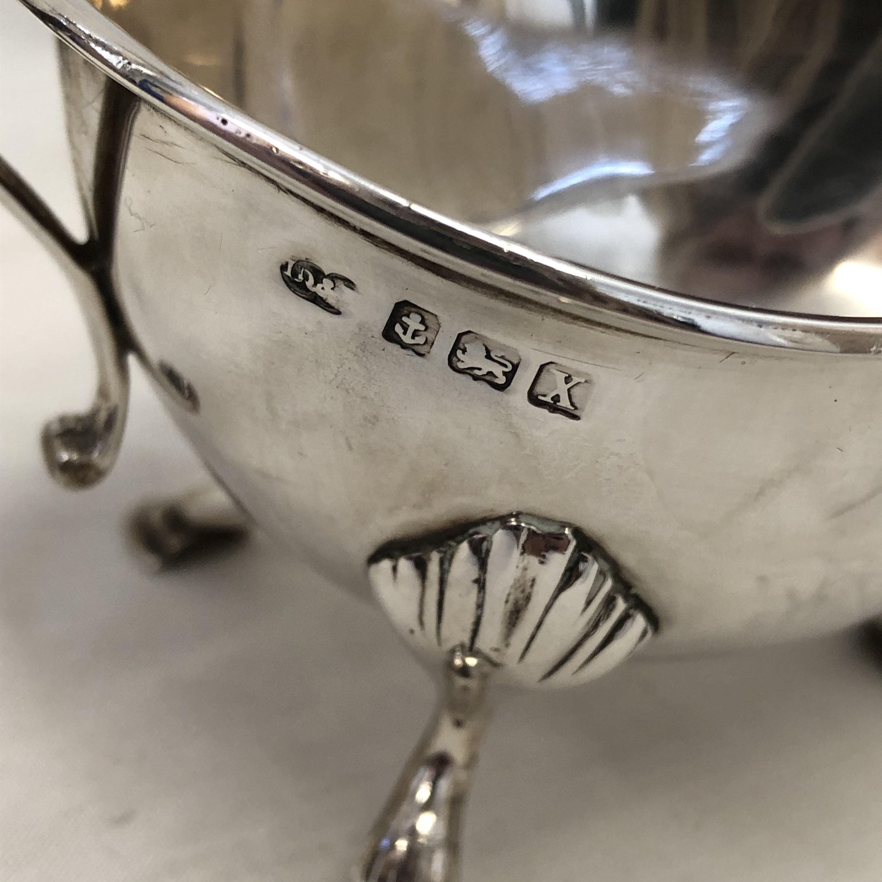 SILVER SAUCE BOAT WITH OPEN SCROLL HANDLE RAISED ON CABRIOLE LEGS WITH PAD FEET, 3.3OZ APPROX. - Image 4 of 4