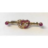 UNMARKED YELLOW METAL STONE SET DOUBLE HEART BAR BROOCH