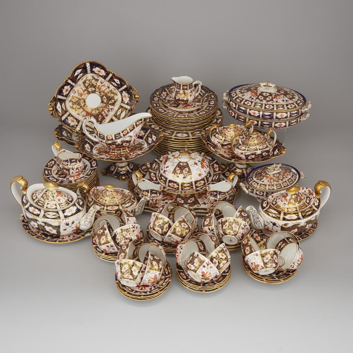 Royal Crown Derby 'Imari' (2451) Pattern Dinner Service, 20th century, platter length 13.5 in — 34.3