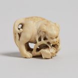 An Ivory Carved Netsuke of a Shishi Lion, Signed Gyokusai, Edo Period, 江戶時期 牙雕福獅根付, 1.2 x 1.5 in — 3