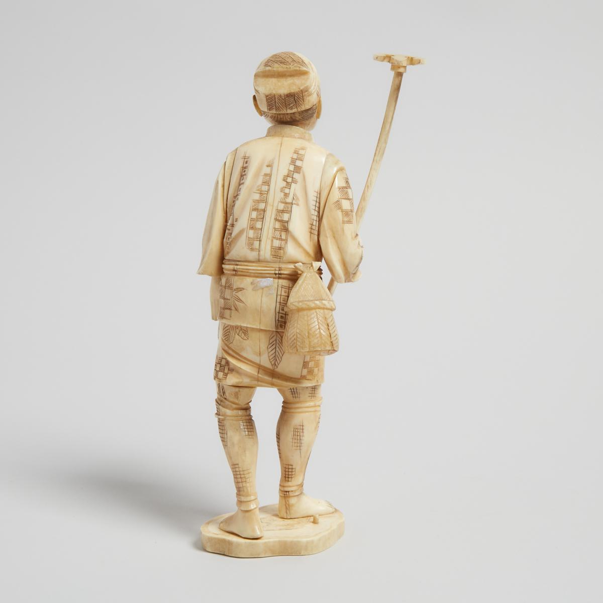 A Bone Carved Okimono of a Farmer, Early 20th Century, 二十世紀早期 骨雕漁夫立像, height 9 in — 22.9 cm - Image 2 of 3