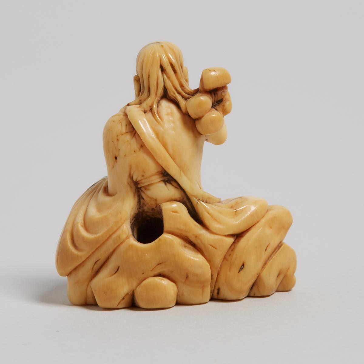 Two Ivory and Bone Carved Figural Netsuke, Edo/Meiji Period, 江戶／明治時期 牙雕石上僧 骨雕三味線演奏者一組兩件, largest hei - Image 7 of 7