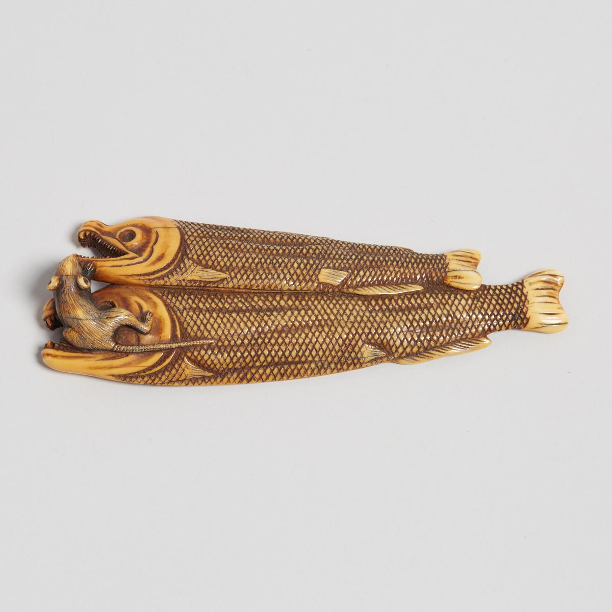 An Ivory Netsuke of a Rat on Two Dried Salmon, 19th Century, 十九世紀 牙雕鼠臥三文魚根付, length 4.3 in — 11 cm - Image 2 of 3