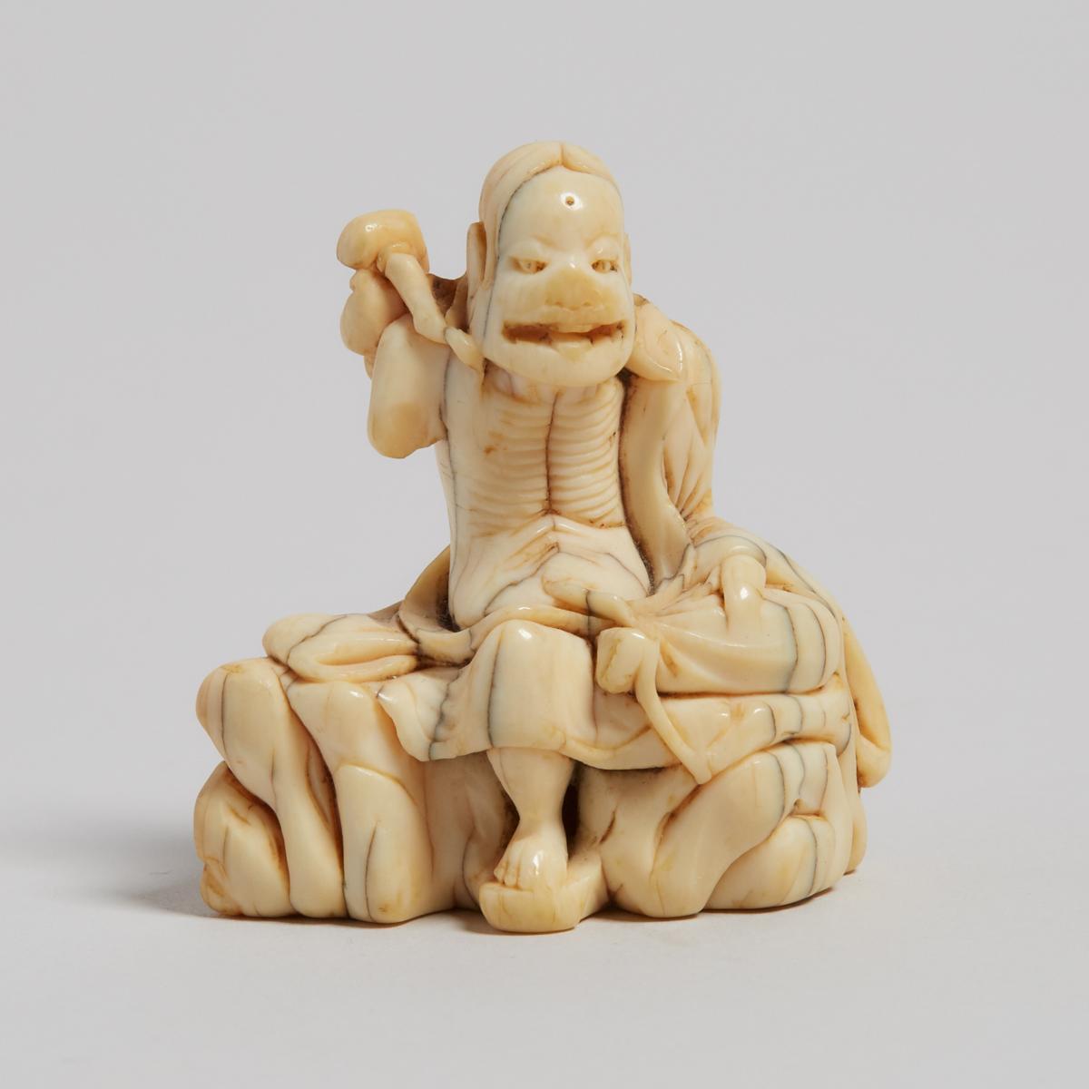 Two Ivory and Bone Carved Figural Netsuke, Edo/Meiji Period, 江戶／明治時期 牙雕石上僧 骨雕三味線演奏者一組兩件, largest hei - Image 6 of 7