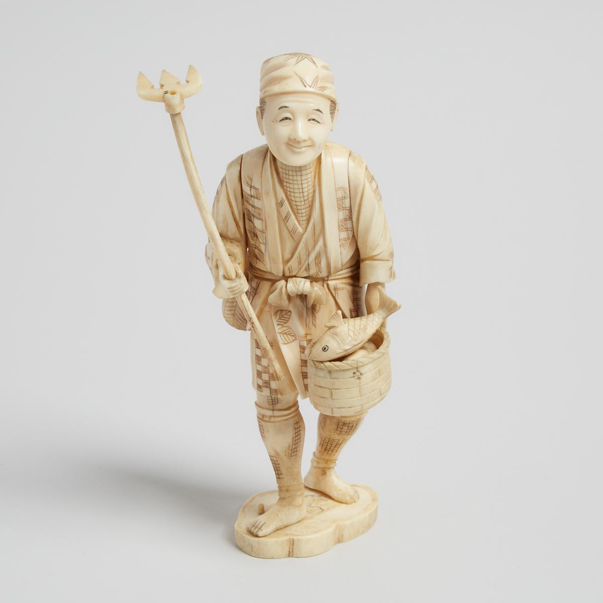 A Bone Carved Okimono of a Farmer, Early 20th Century, 二十世紀早期 骨雕漁夫立像, height 9 in — 22.9 cm - Image 3 of 3