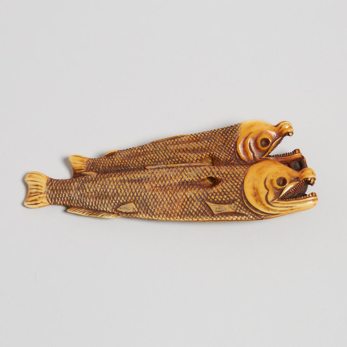 An Ivory Netsuke of a Rat on Two Dried Salmon, 19th Century, 十九世紀 牙雕鼠臥三文魚根付, length 4.3 in — 11 cm - Image 3 of 3