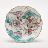 A Famille Rose 'Three Kingdoms' Footed Bowl, Tongzhi Mark, 粉彩'三英戰呂布'紋花口盤「大清同治年製」礬紅六字篆書底款, 2.4 x 9.1