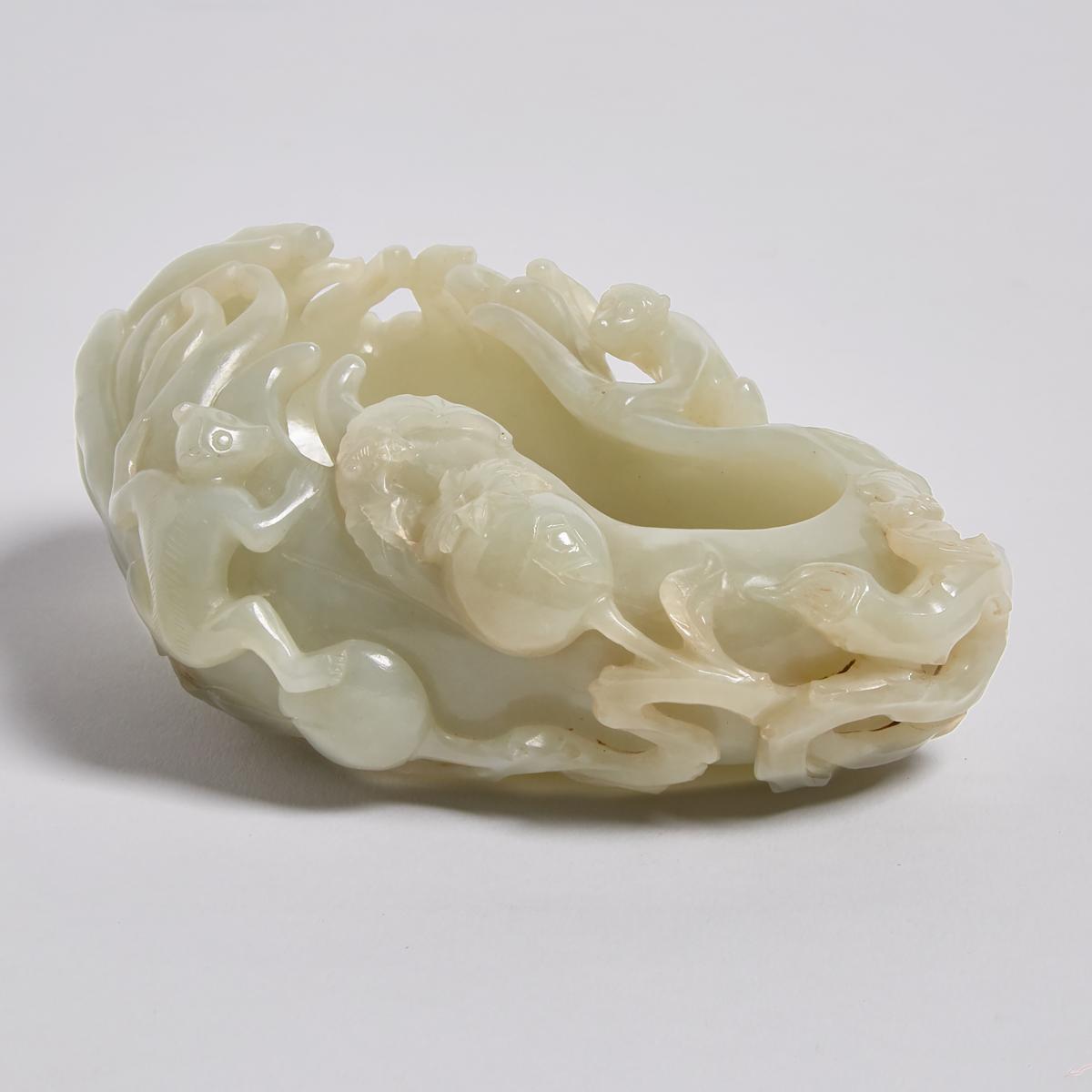 A Celadon Jade 'Buddha's Hand Citron and Monkeys' Washer, 18th/19th Century, 十八／十九世紀 青白玉"福壽封侯"水洗, le - Image 3 of 3