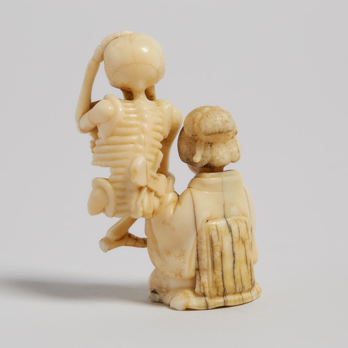 Two Ivory and Bone Carved Figural Netsuke, Edo/Meiji Period, 江戶／明治時期 牙雕石上僧 骨雕三味線演奏者一組兩件, largest hei - Image 5 of 7