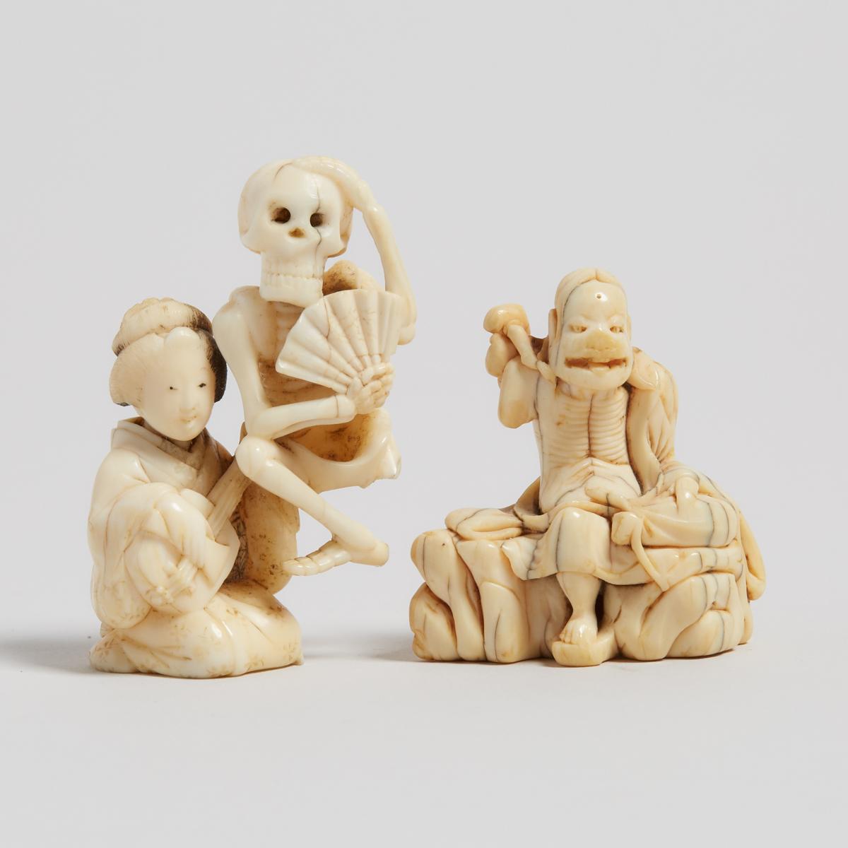 Two Ivory and Bone Carved Figural Netsuke, Edo/Meiji Period, 江戶／明治時期 牙雕石上僧 骨雕三味線演奏者一組兩件, largest hei