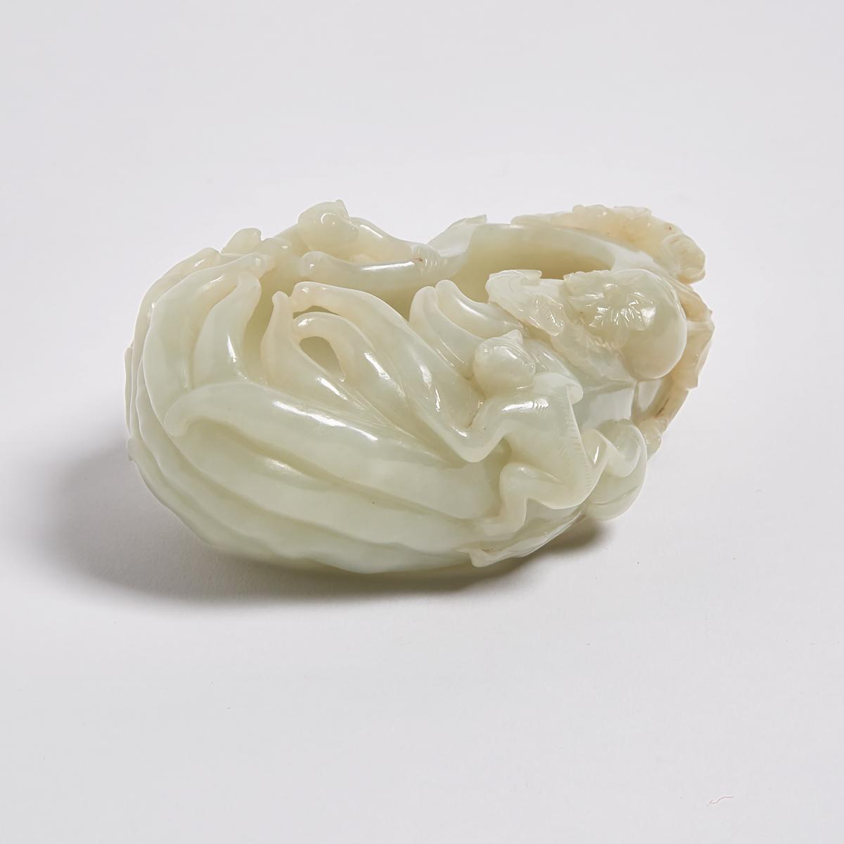 A Celadon Jade 'Buddha's Hand Citron and Monkeys' Washer, 18th/19th Century, 十八／十九世紀 青白玉"福壽封侯"水洗, le - Image 2 of 3