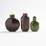 A Group of Three Aventurine Glass Snuff Bottles, 19th/Early 20th Century, 十九/二十世紀初期 紅寶色/綠地灑金星鼻煙壺一組三件