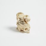 An Ivory Okimono of a Skull, Signed Gyokuju, Meiji Period, 日本 明治時期 玉樹製 牙雕骷髏蛇蛙擺件, 2.4 x 1.5 x 2.3 in