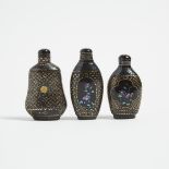 A Group of Three Lac Burgauté Snuff Bottles, 19th/Early 20th Century, 十九/二十世紀早期 黑漆嵌螺鈿鼻煙壺三隻, tallest
