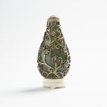 A Filigree and Hardstone Embellished Spinach Jade Snuff Bottle, Late 19th/20th Century, 十九世紀晚期/二十世紀早