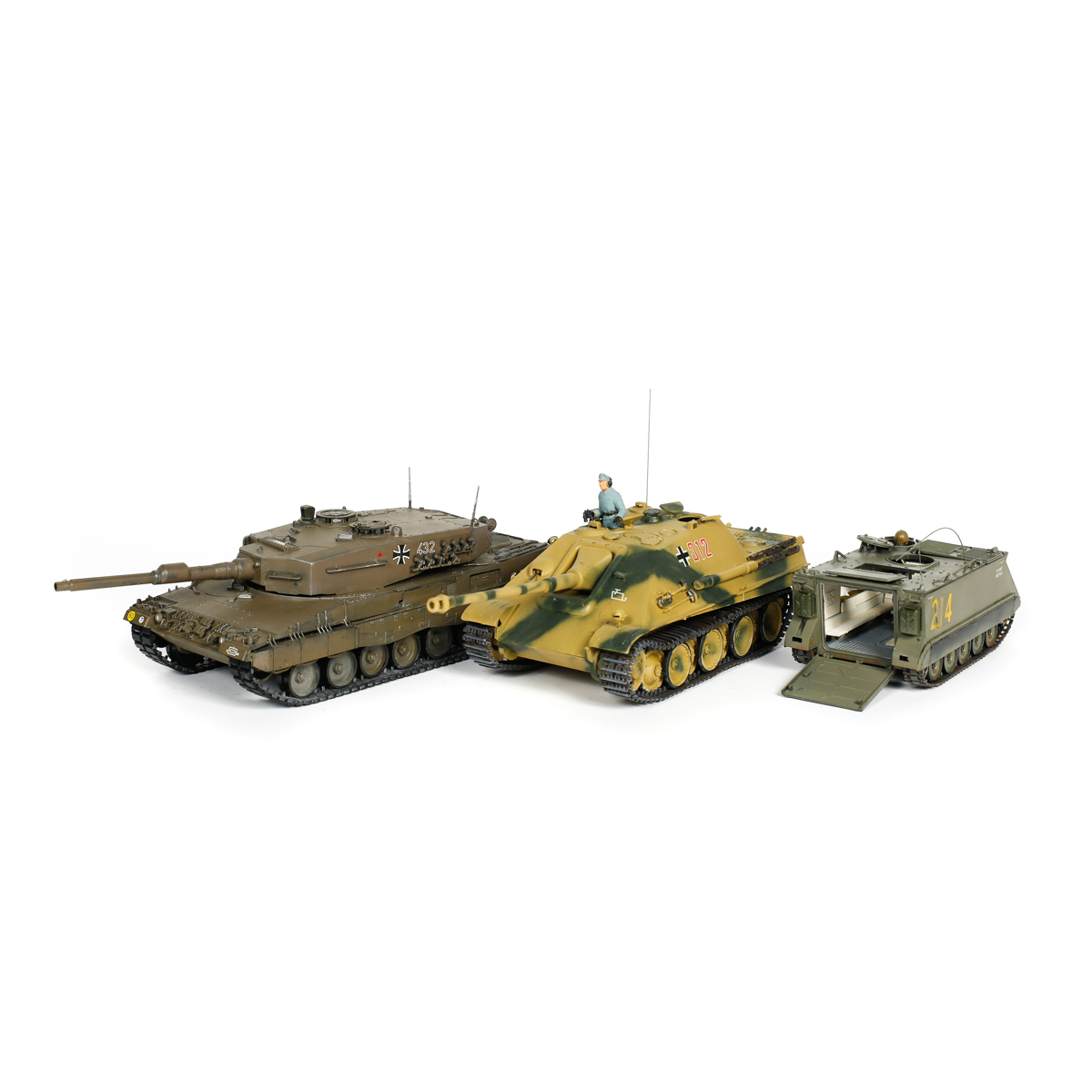 15 kit-built military vehicles in approximately 1:32 scale. Highly detailed plastic models built