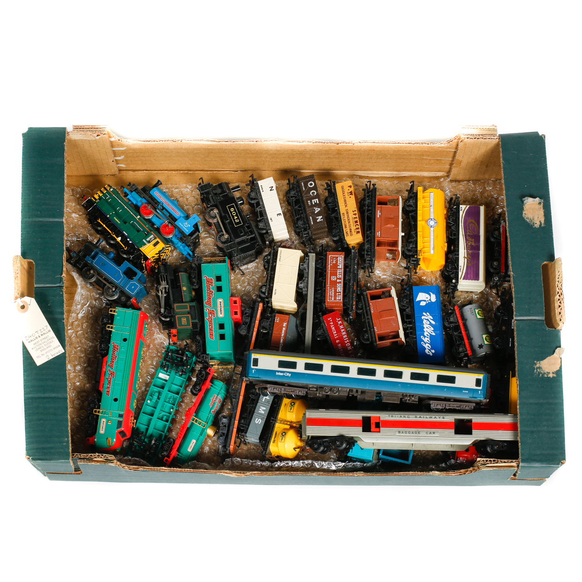 A quantity of OO gauge model railway by Hornby, Tri-ang, etc. Including; 10x locomotives/powered