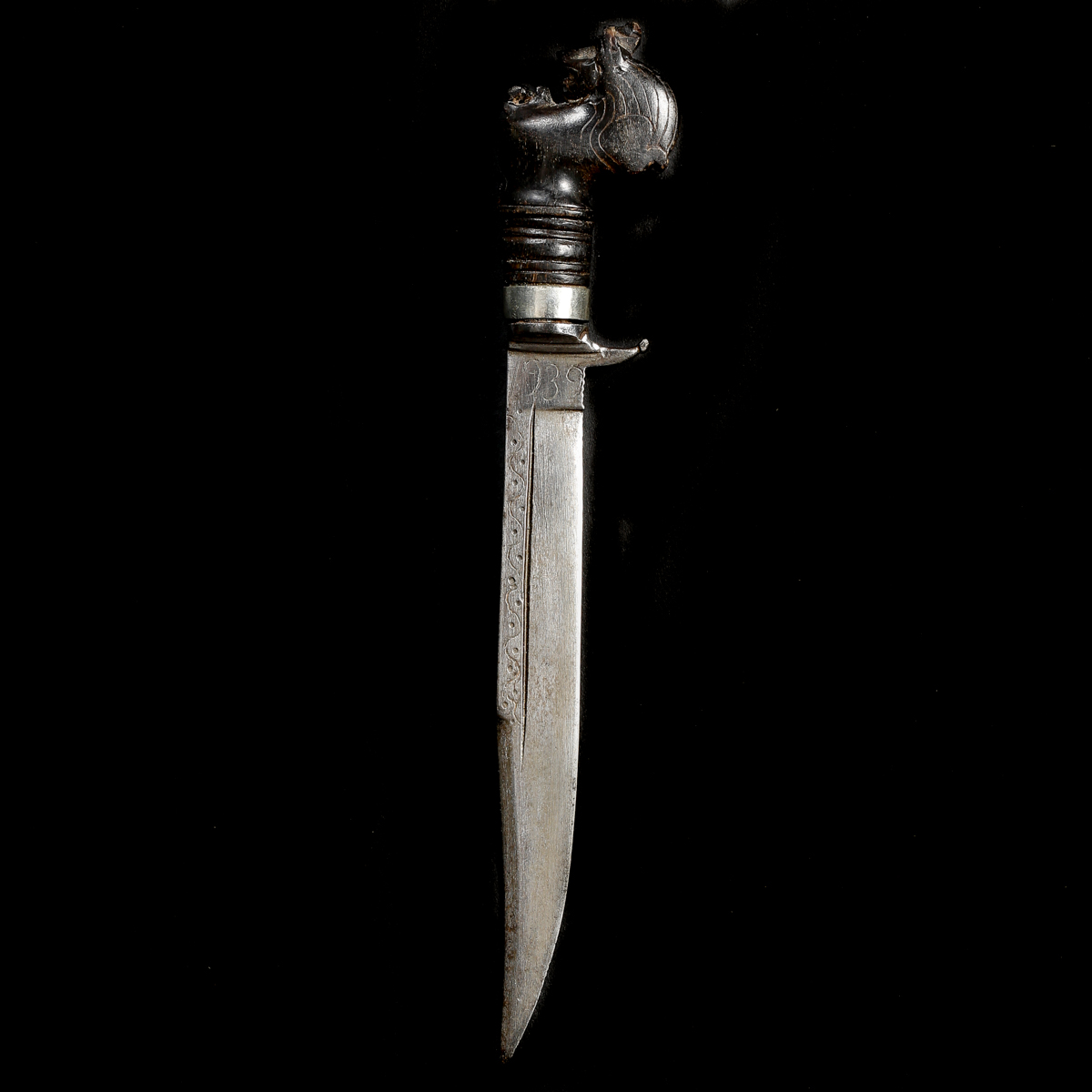 A rare Ceylonese knife kirichchiya. Slightly curved SE blade 15cms dated 1939 and with single