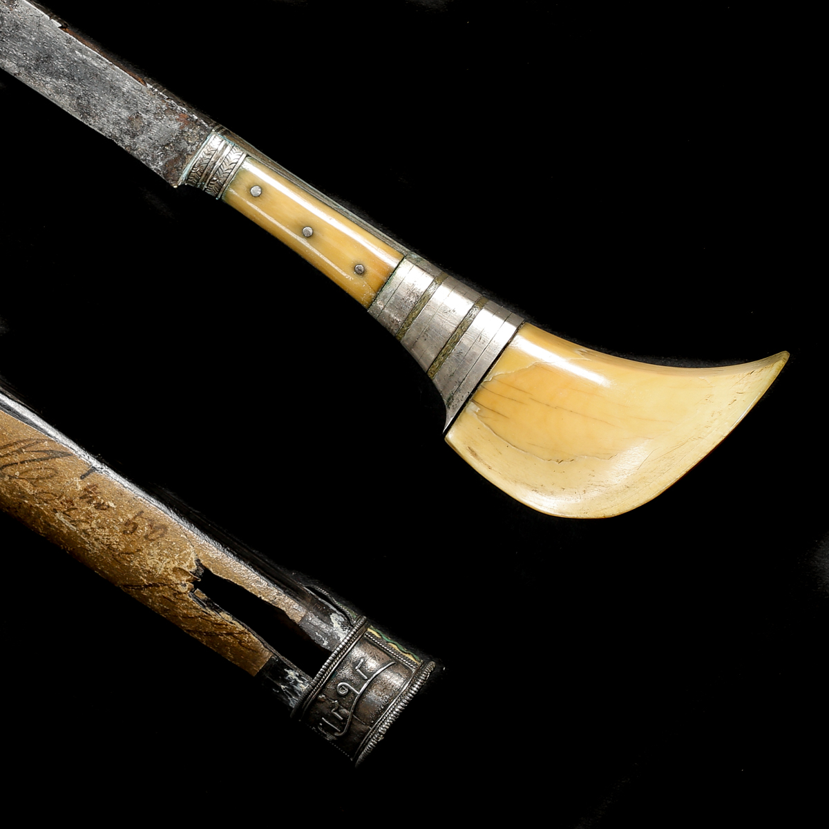 A scarce knife from the Maldives dated 1875. SE blade 11cms, hilt made from ivory, silver and - Image 3 of 3