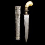 A fine Philippine's dagger punal. 1st half of the 20th century, slightly curved broad DE tapered