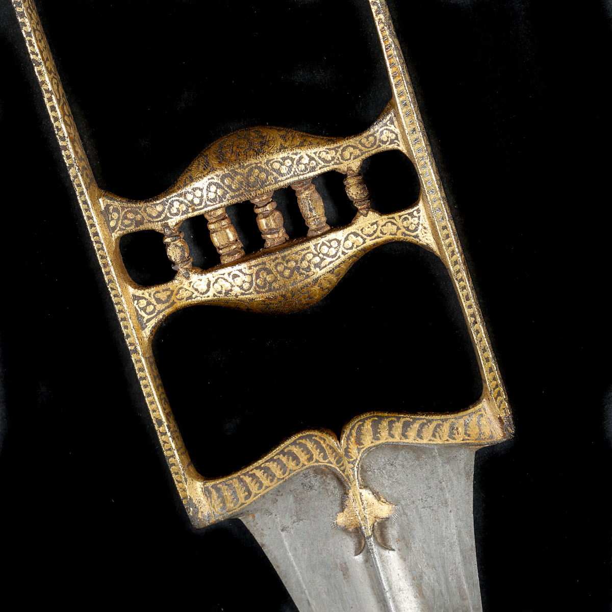 An Indian dagger katar. 19th century, blade 26cms with central rib and thickened point, iron hilt - Image 3 of 3
