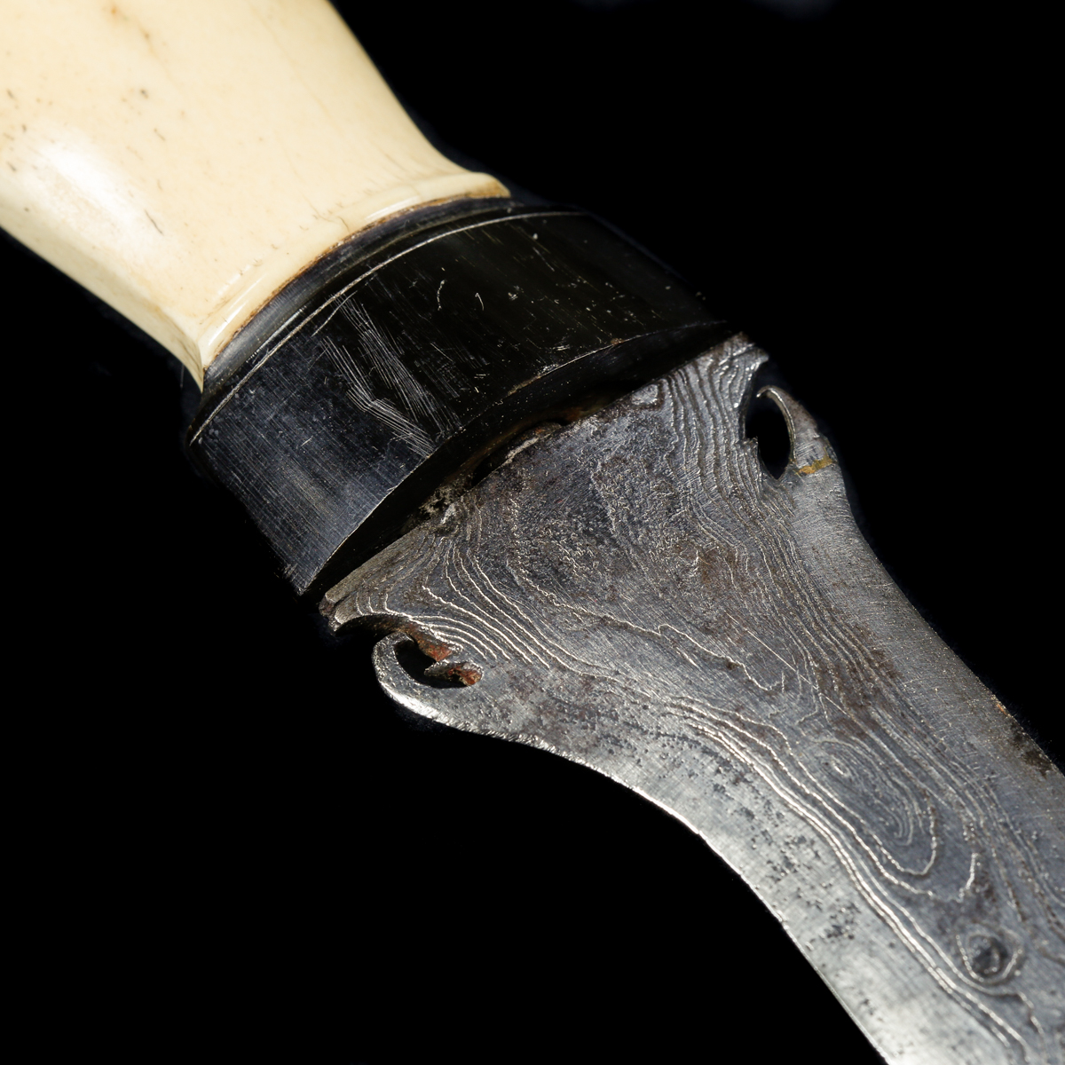 An unusual Indonesian dagger sadop Kalimantan c.1900. Broad DE kris-like blade 12.5cms with wavy - Image 3 of 3