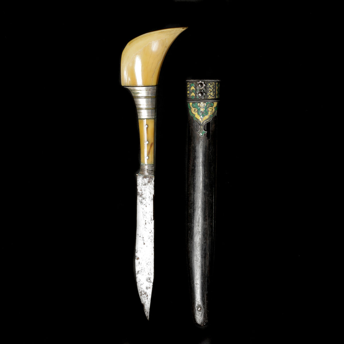 A scarce knife from the Maldives dated 1875. SE blade 11cms, hilt made from ivory, silver and - Image 2 of 3