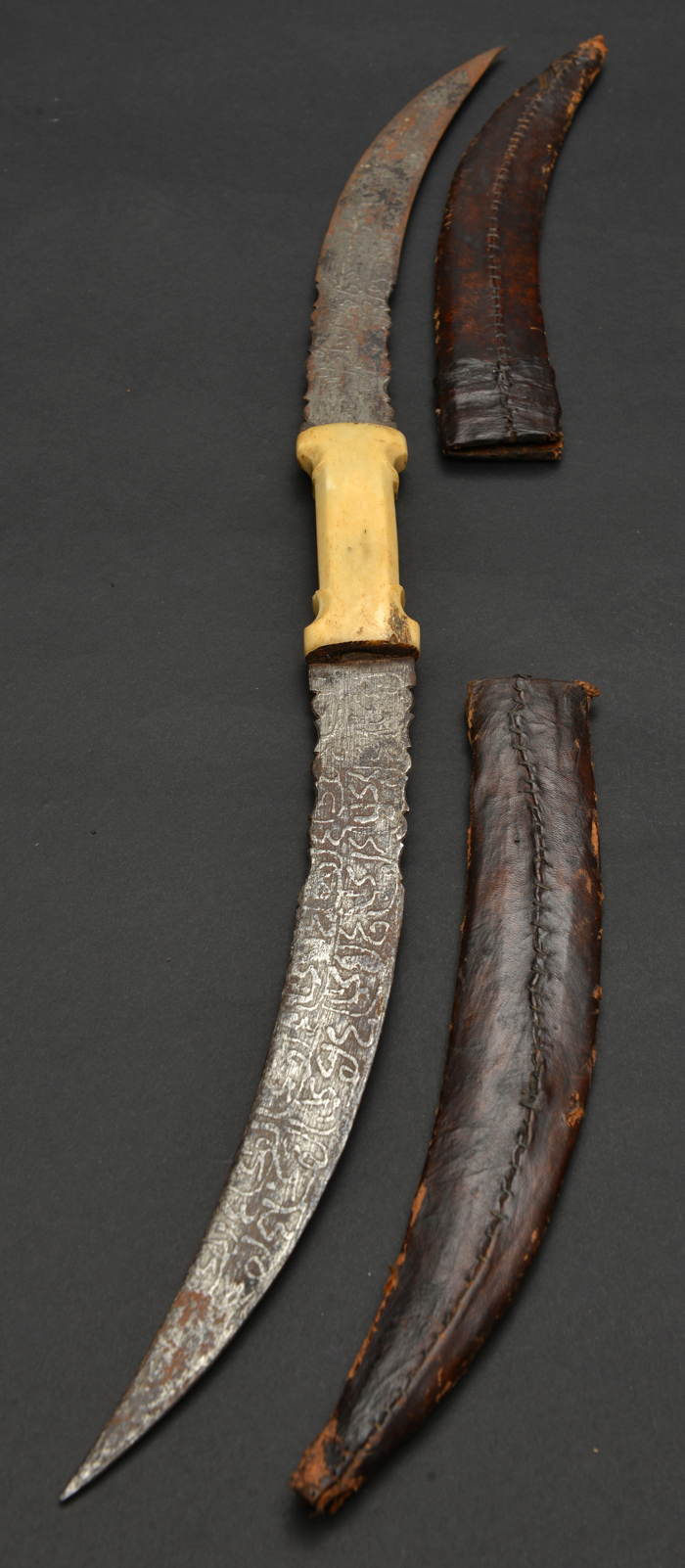 An African (Sudanese) double dagger haladie. c.1900, curved DE blades 28cms each etched with thuluth - Image 2 of 3