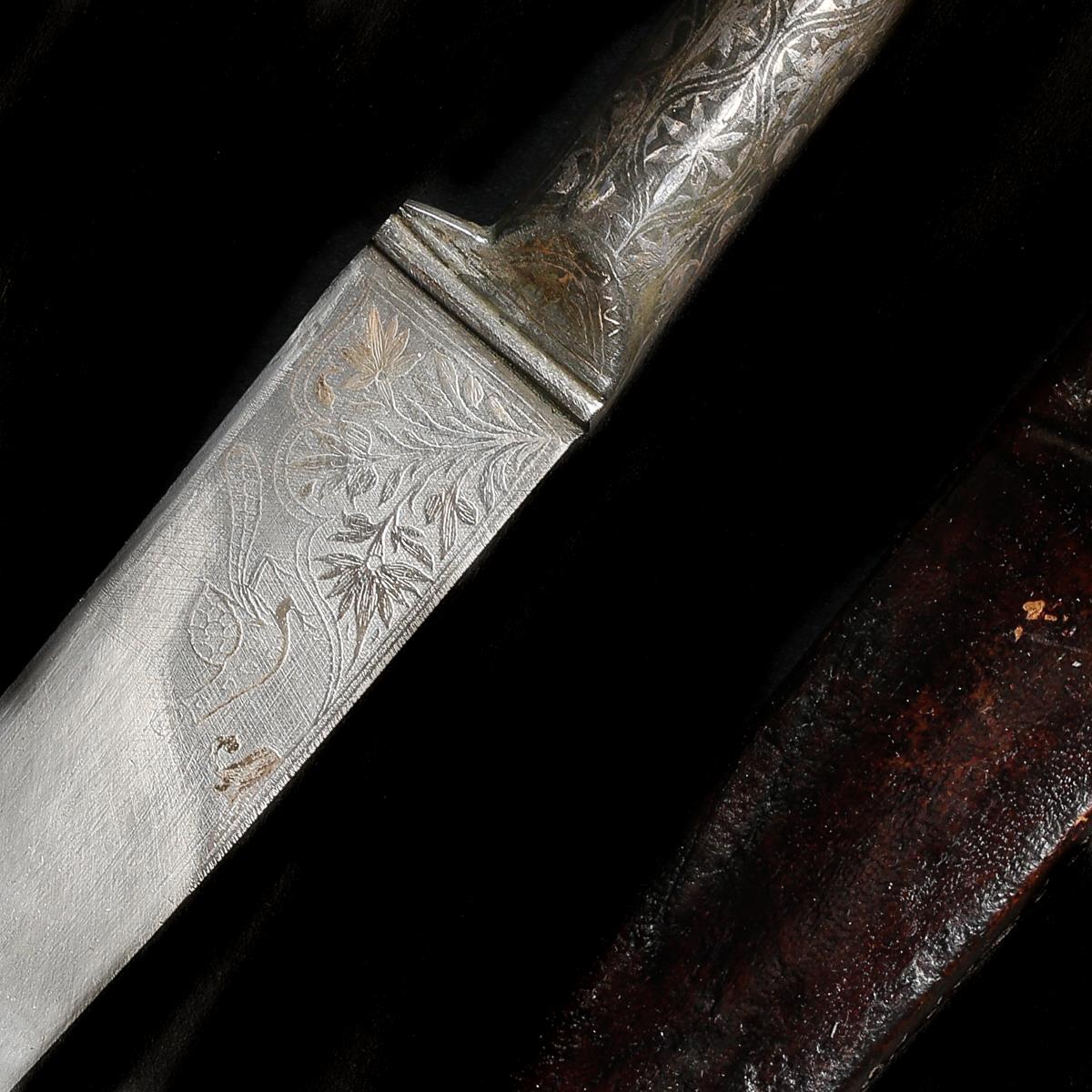 An Indian dagger kard. SE blade 20cms, iron hilt and forte silver damascened with flowers and - Image 3 of 3